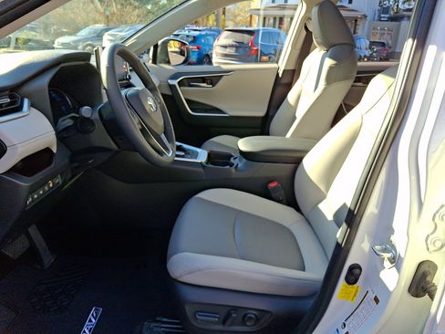 Used 2020 Toyota RAV4 Limited image 14