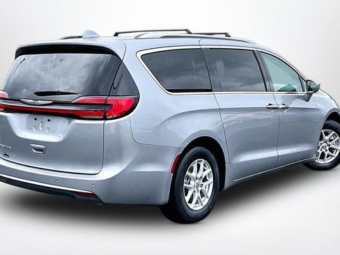 Used 2021 Chrysler Pacifica Touring-L FWD image 6