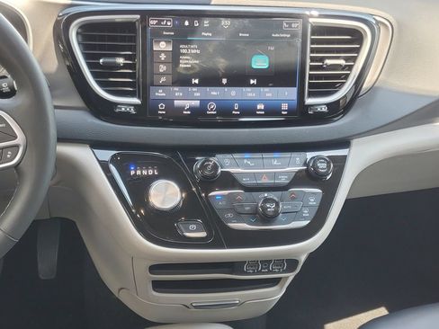 Used 2024 Chrysler Pacifica Touring-L FWD image 27