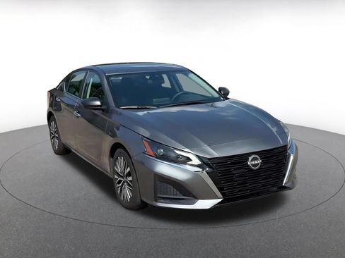 Used 2025 Nissan Altima 2.5 SV FWD image 3
