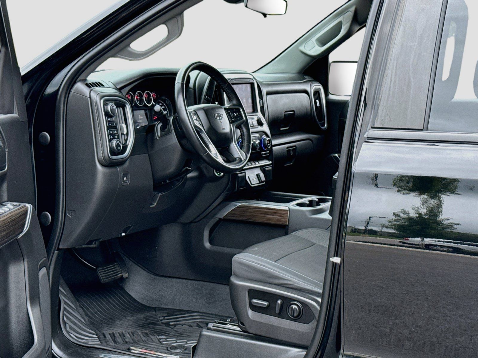 Used 2022 Chevrolet Silverado 1500 LT Trail Boss w/ Bed Protection Package AWD/4WD image 12