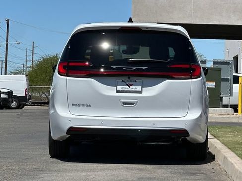 New 2027 Chrysler Pacifica Select FWD image 4