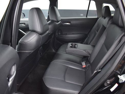 Used 2022 Toyota Corolla Cross XLE image 12