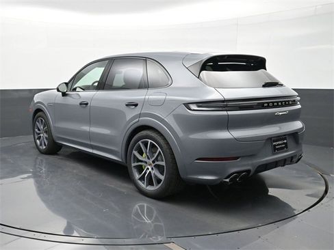 New 2025 Porsche Cayenne S image 3