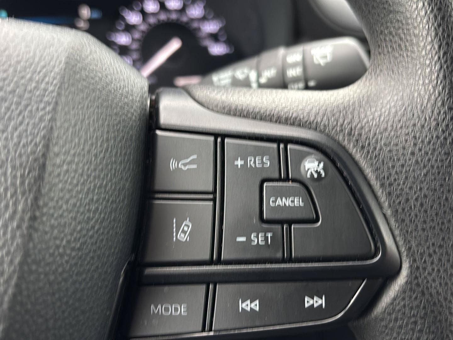 Used 2025 Toyota Sienna LE FWD image 30