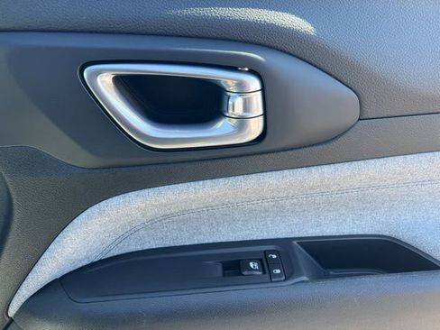 Used 2024 Jeep Compass Latitude w/ Altitude Special Edition image 31