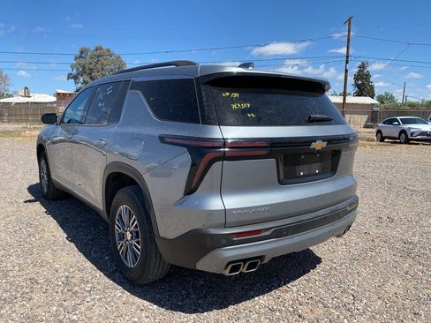 Used 2025 Chevrolet Traverse LT image 3