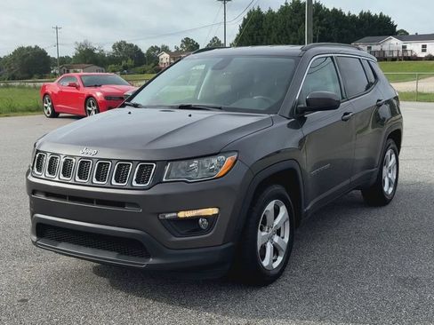 Used 2018 Jeep Compass Latitude w/ Popular Equipment Group FWD image 4