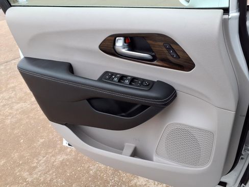 Certified 2021 Chrysler Pacifica Limited AWD/4WD image 18