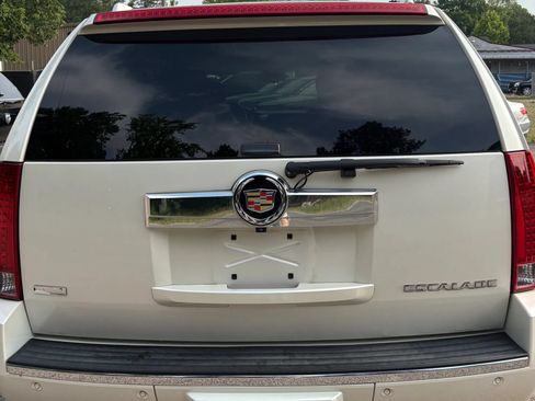 Used 2011 Cadillac Escalade Premium AWD/4WD image 5