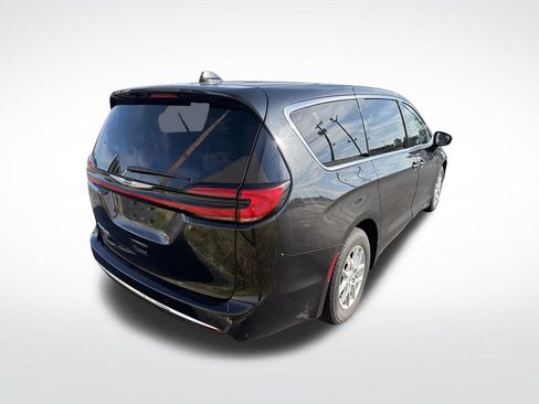 Used 2023 Chrysler Pacifica Touring-L FWD image 7
