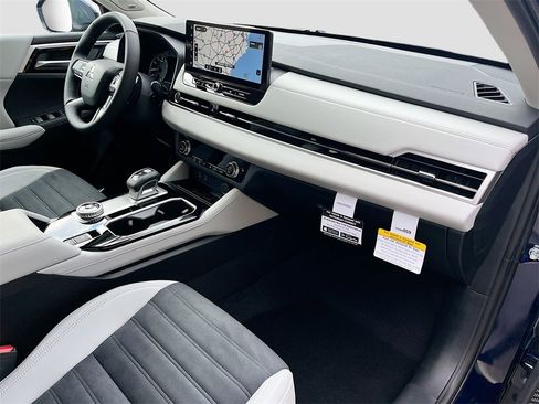 New 2025 Mitsubishi Outlander SE image 29