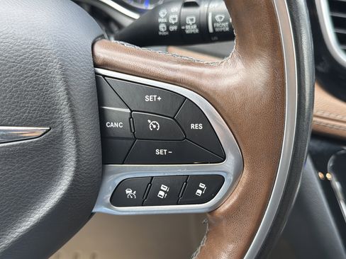 Used 2019 Chrysler Pacifica Limited FWD image 23