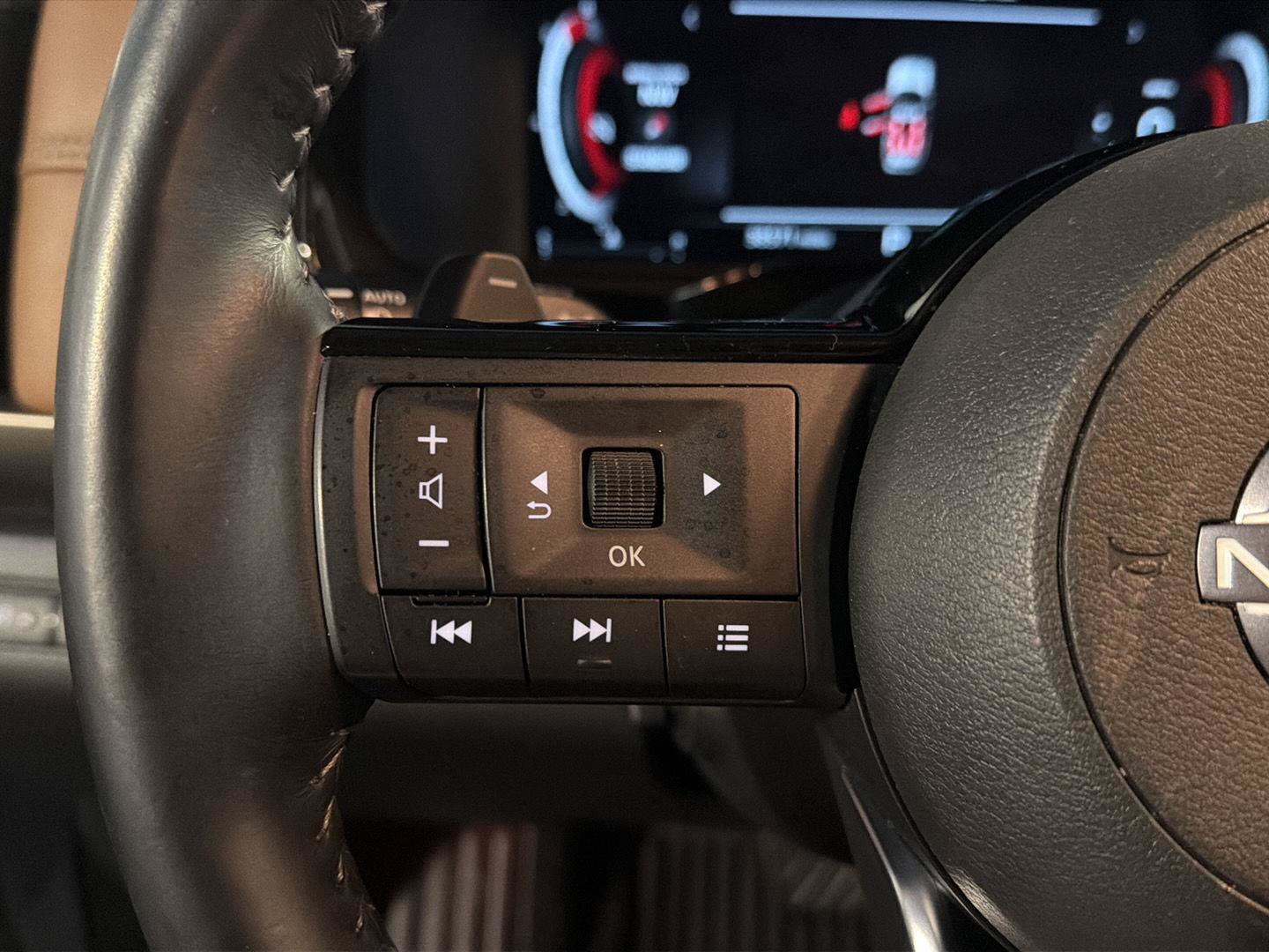 Used 2024 Nissan Pathfinder Platinum FWD image 22