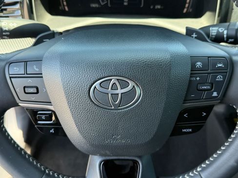 Used 2025 Toyota Camry SE FWD image 17
