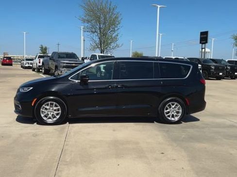 Used 2024 Chrysler Pacifica Touring-L image 5