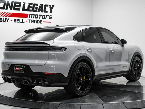 Used 2024 Porsche Cayenne Turbo GT AWD/4WD image 9