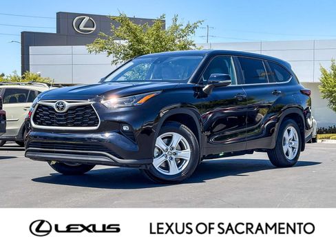 Used 2024 Toyota Highlander LE FWD image 1