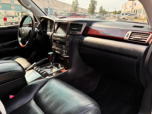 Used 2011 Lexus LX 570 4WD w/ Luxury Pkg image 17