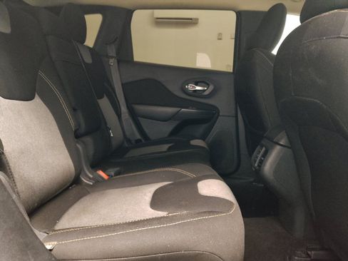 Used 2016 Jeep Cherokee Sport FWD image 19