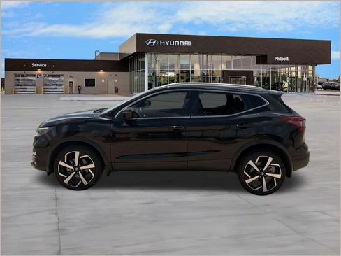Used 2022 Nissan Rogue Sport SL w/ Premium Package FWD image 2