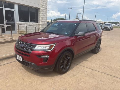 Used 2019 Ford Explorer XLT w/ Equipment Group 202A FWD image 1