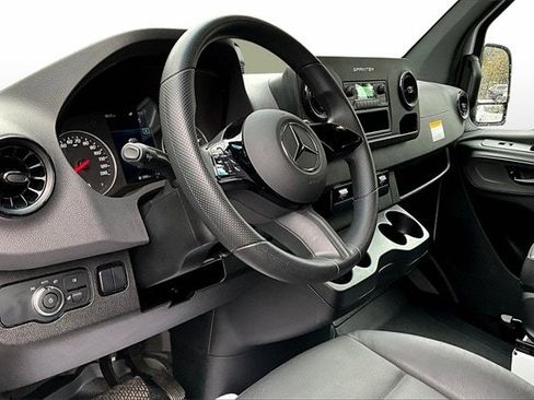 Used 2025 Mercedes-Benz Sprinter 2500 image 19