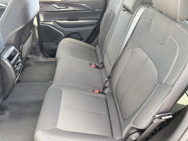 Used 2022 Jeep Grand Cherokee Laredo w/ Luxury Tech Group I AWD/4WD image 17