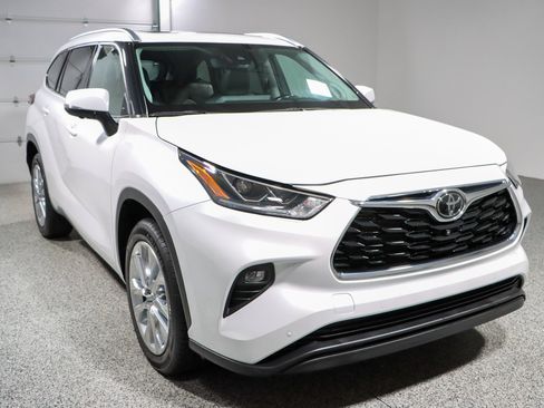 Used 2023 Toyota Highlander Limited FWD image 5