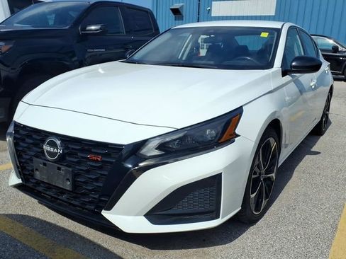 Used 2023 Nissan Altima 2.5 SR image 1