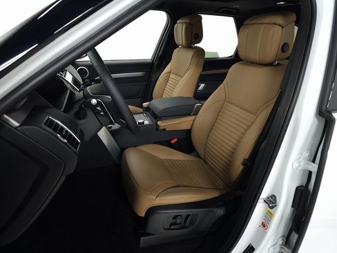 Used 2025 Land Rover Discovery Dynamic SE image 17