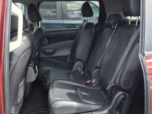Used 2025 Kia Carnival FWD image 7