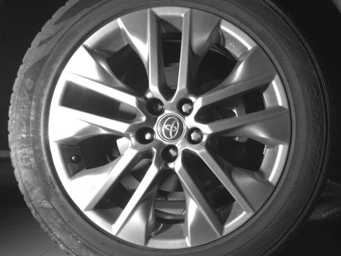 Used 2023 Toyota RAV4 XLE Premium image 11