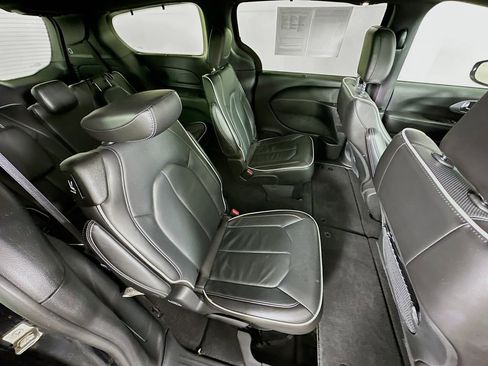 Used 2025 Chrysler Pacifica Limited image 39