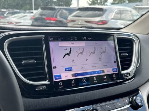 Used 2023 Chrysler Pacifica Touring-L FWD image 22