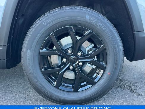 New 2025 Jeep Grand Cherokee L Laredo image 32