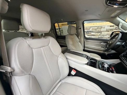 Used 2023 Jeep Wagoneer Series III w/ Preferred Equipment Group AWD/4WD image 15