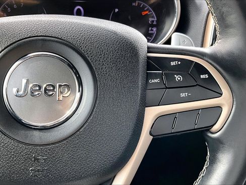 Used 2017 Jeep Grand Cherokee Limited image 19