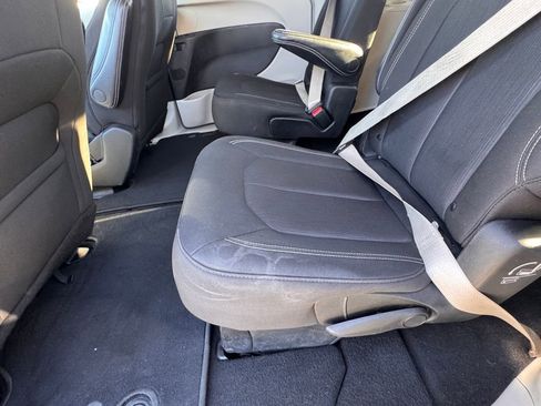 Used 2022 Chrysler Voyager LX image 21