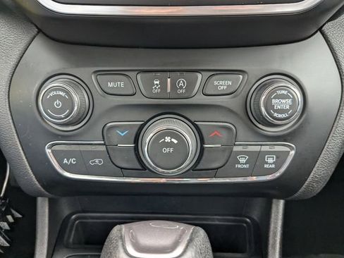 Used 2019 Jeep Cherokee Latitude w/ Popular Appearance Group FWD image 4