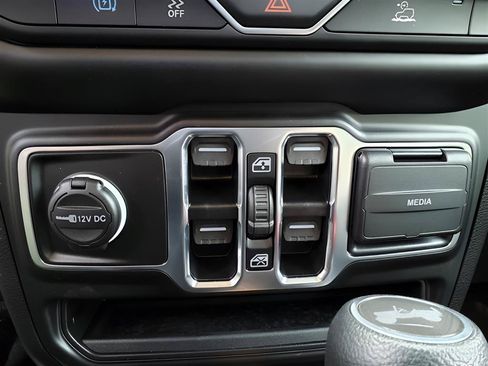 New 2023 Jeep Wrangler Unlimited w/ Cold Weather Group AWD/4WD image 9