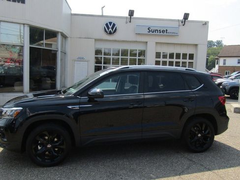 New 2024 Volkswagen Taos SE image 1