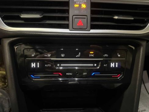 Certified 2025 Volkswagen Taos SE w/ Panoramic Sunroof Package image 33