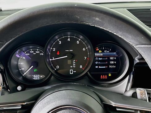 Certified 2025 Porsche Macan AWD/4WD image 13