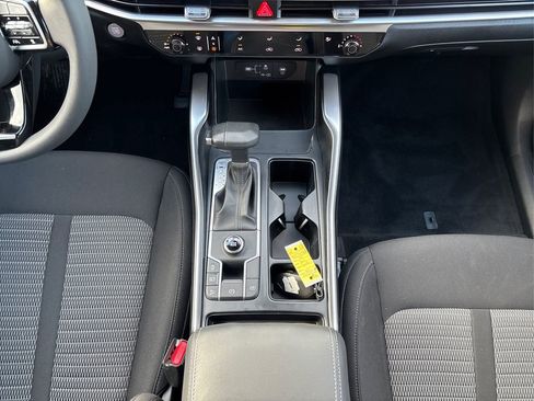 Used 2025 Kia Sorento LX image 19