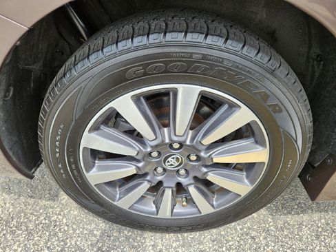 Used 2019 Toyota Sienna Limited Premium FWD image 11