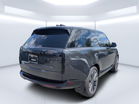 Used 2025 Land Rover Range Rover SE AWD/4WD image 3