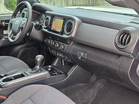 Used 2019 Toyota Tacoma TRD Off-Road w/ Technology Package AWD/4WD image 30