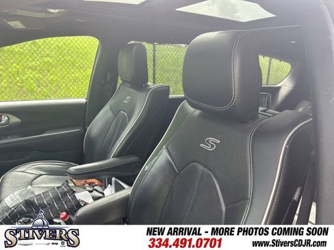 Used 2023 Chrysler Pacifica Limited w/ Uconnect Theater Family Group FWD image 11