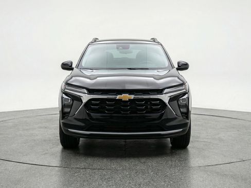 Used 2025 Chevrolet Trax LT w/ LT Convenience Package FWD image 2